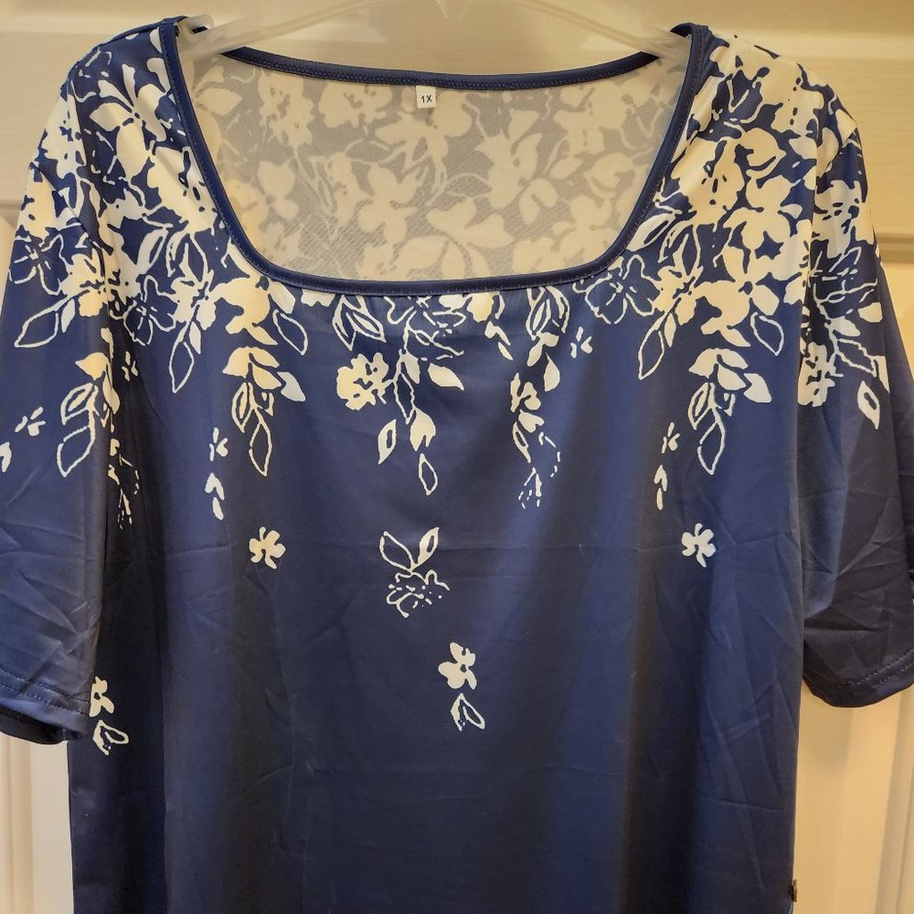 WOMAN'S 1X SQUARE NECK SILKY BLOUSE BLUE AND WHITE